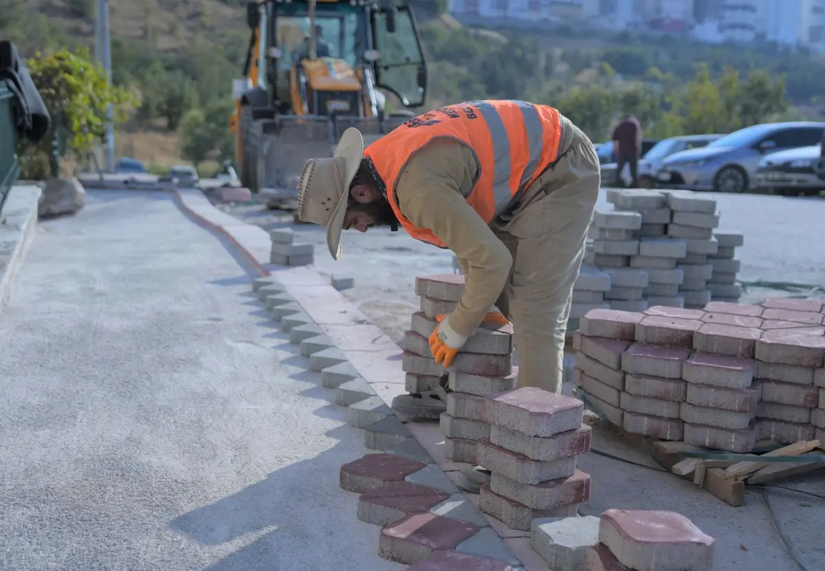 Keçiören’de kaldırım ve yol bakım çalışmaları sürüyor