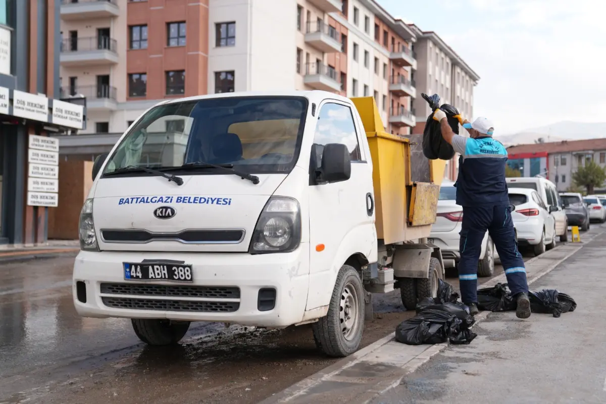 Malatya’da konteyner çarşı alanları temizleniyor