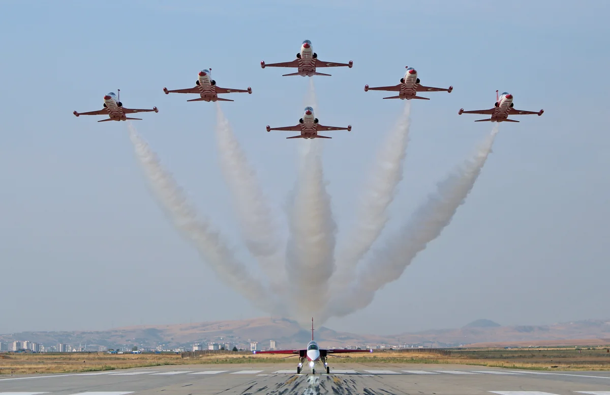 Türk Yıldızları Kayseri semalarında gösteri uçuşu yaptı