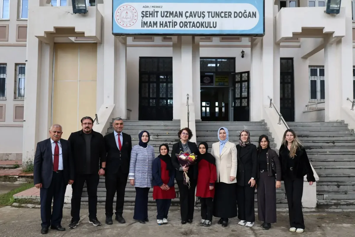 Betül Bozkurt kız hafızlık sınıfındaki öğrencilerle buluştu