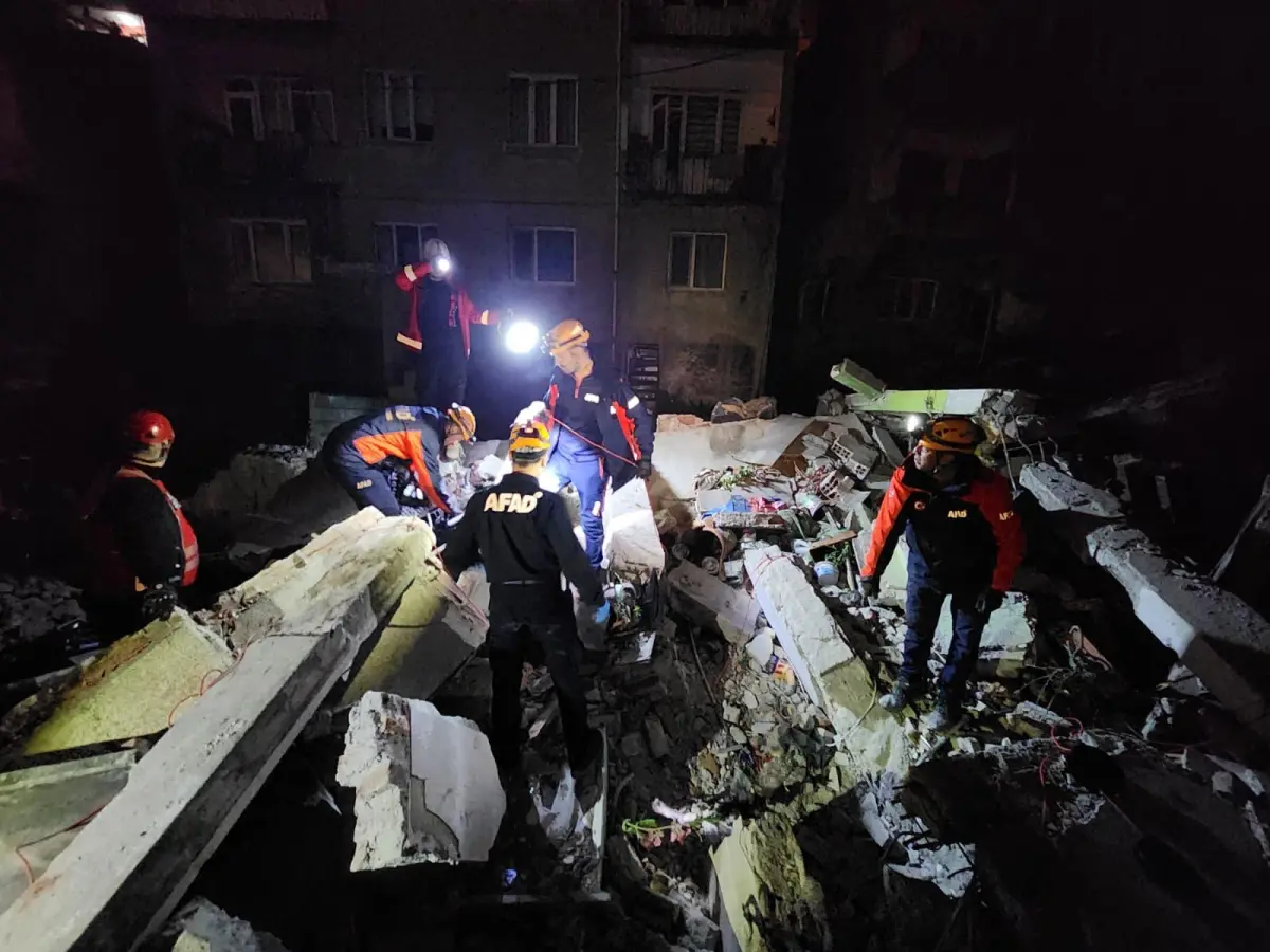 Zonguldak’ta 3 katlı bina çöktü: 1 ölü
